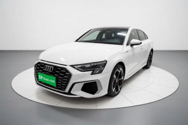 Ojetý Audi A3 2024 Sportback 35 TFSI Luxury Sports Model
