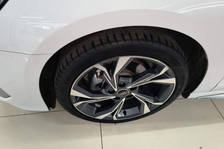 Used Audi A3 2024 A3L Limousine 35 TFSI Fashion Sport Model Left Front Wheel Hub