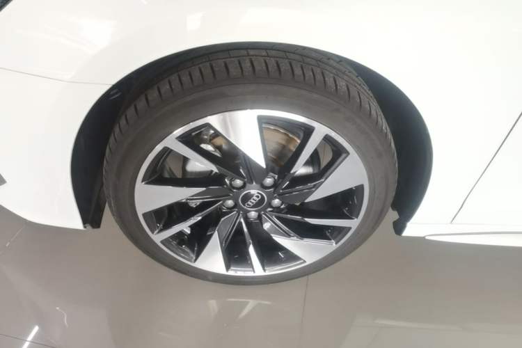 Used Audi A3 2024 A3L Limousine 35 TFSI Fashion Sport Model Left Front Wheel Hub