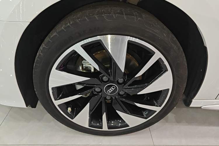 Used Audi A3 2024 A3L Limousine 35 TFSI Fashion Sport Model Left Front Wheel Hub