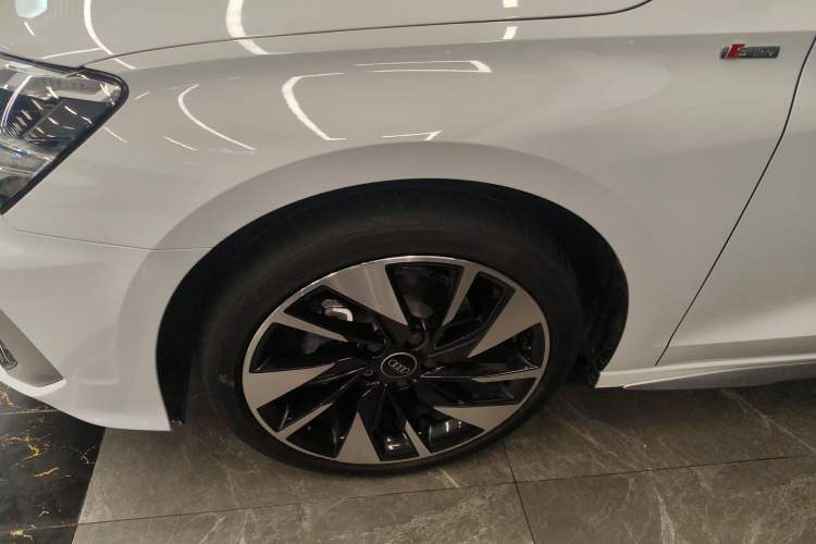 Used Audi A3 2024 A3L Limousine 35 TFSI Fashion Sport Model Left Front Wheel Hub