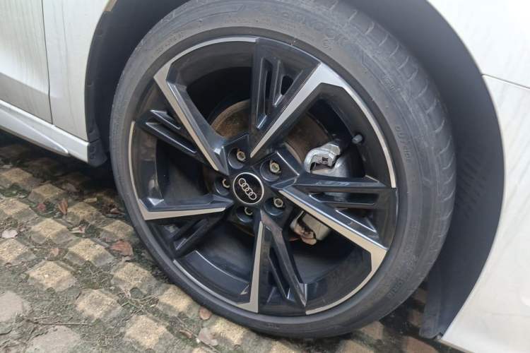Used Audi A3 2024 Sportback 35 TFSI Fashionable and Elegant Model Right Front Wheel Hub