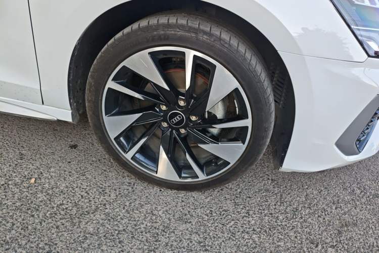 Used Audi A3 2024 A3L Limousine 35 TFSI Fashionable and Elegant Model Right Front Wheel Hub