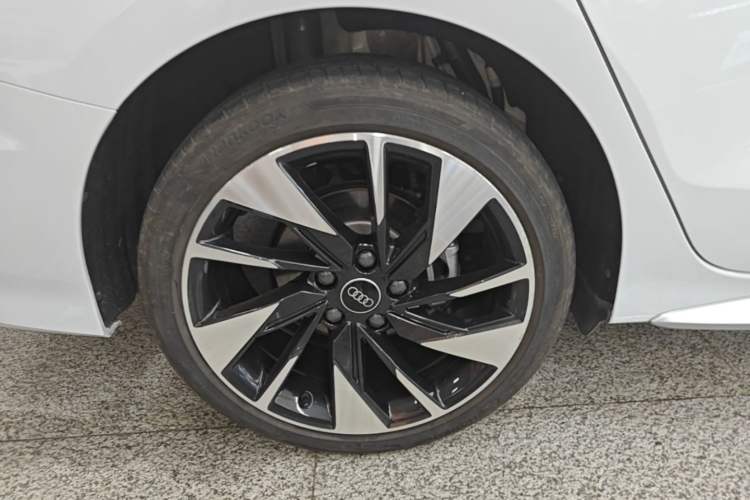 Used Audi A3 2024 A3L Limousine 35 TFSI Fashion Sport Model Right Rear Wheel Hub