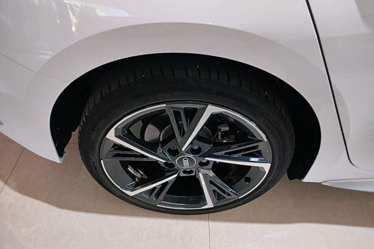 Used Audi A3 2024 Sportback 35 TFSI Fashionable Sports Model Right Rear Wheel Hub