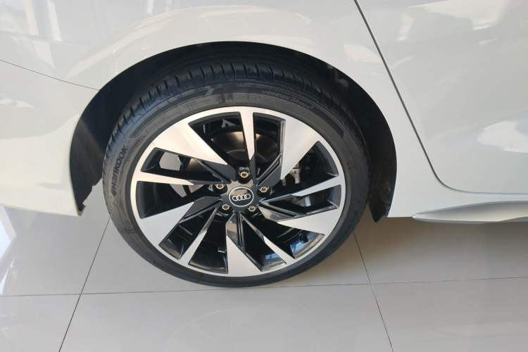 Used Audi A3 2024 A3L Limousine 35 TFSI Fashion Sport Model Right Rear Wheel Hub