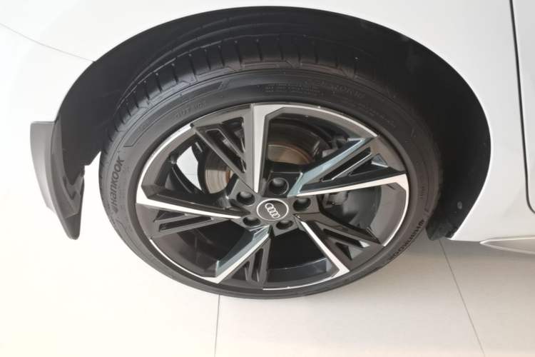 Used Audi A3 2024 Sportback 35 TFSI Fashionable Sports Model Right Rear Wheel Hub