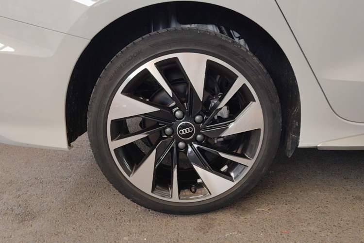 Used Audi A3 2024 A3L Limousine 35 TFSI Fashion Sport Model Right Rear Wheel Hub