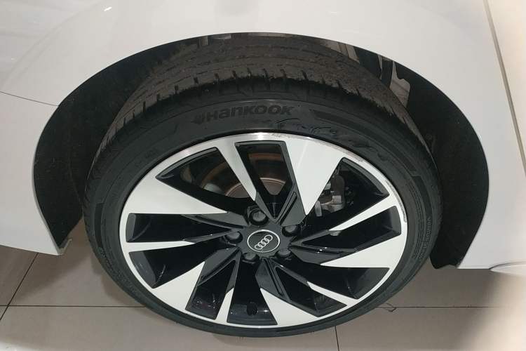 Used Audi A3 2024 A3L Limousine 35 TFSI Fashion Sport Model Right Rear Wheel Hub
