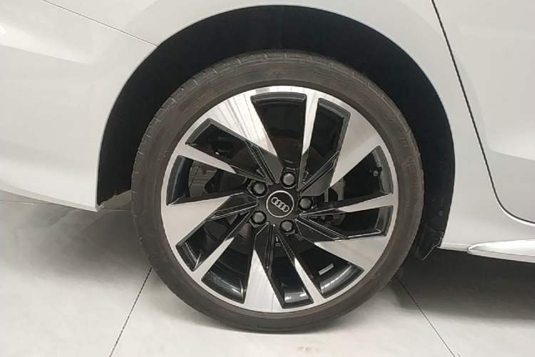 Used Audi A3 2024 A3L Limousine 35 TFSI Fashion Sport Model Right Rear Wheel Hub