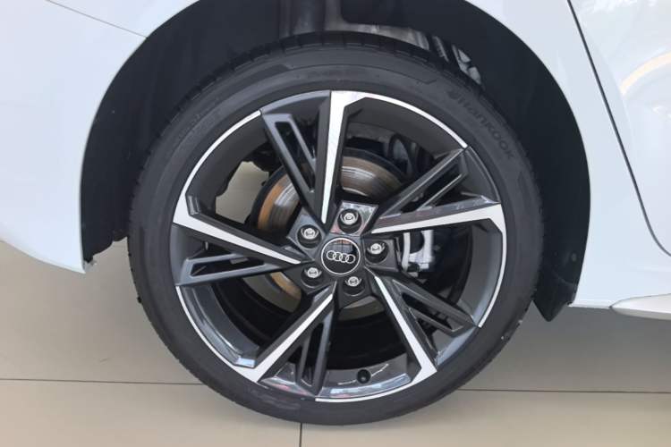 Used Audi A3 2024 Sportback 35 TFSI Fashionable Sports Model Right Rear Wheel Hub