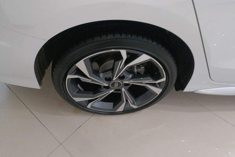 Used Audi A3 2024 A3L Limousine 35 TFSI Luxury Sport Edition Right Rear Wheel Hub