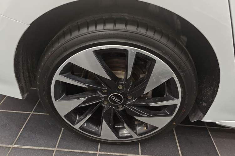 Used Audi A3 2024 A3L Limousine 35 TFSI Fashion Sport Model Right Rear Wheel Hub