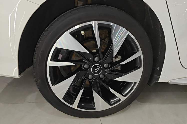 Used Audi A3 2024 A3L Limousine 35 TFSI Fashion Sport Model Right Rear Wheel Hub