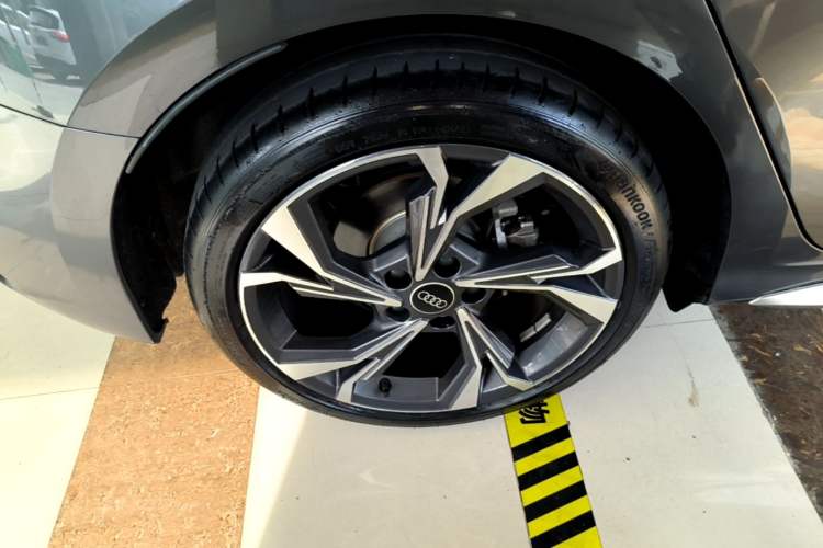 Used Audi A3 2025 Sportback 35TFSI Prestige Edition Right Rear Wheel Hub