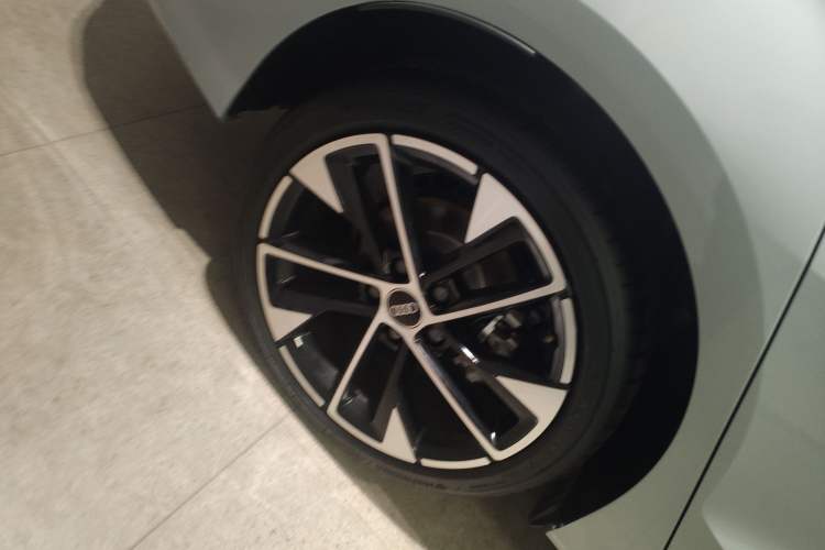 Used Audi A3 2025 A3L Limousine 35TFSI Prestige Edition Right Rear Wheel Hub