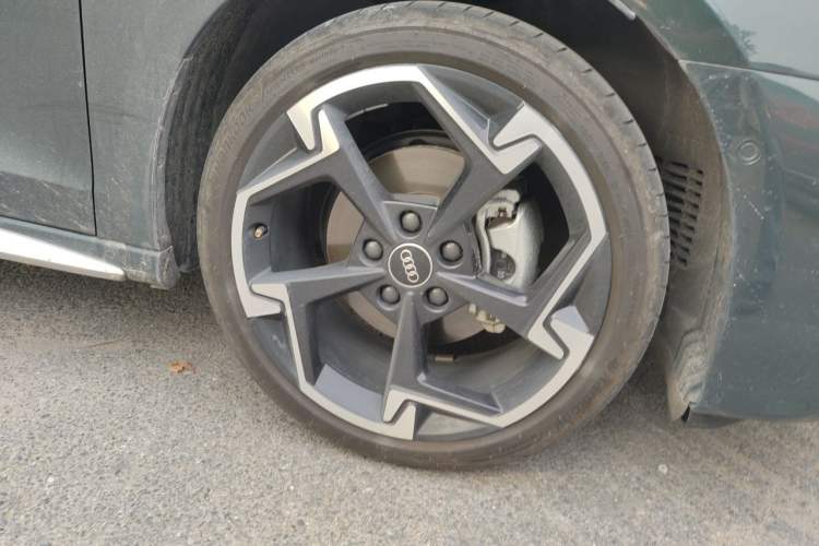 Used Audi A3 2025 Sportback 35TFSI Prestige Edition + Luxury Selection Package Right Front Wheel Hub