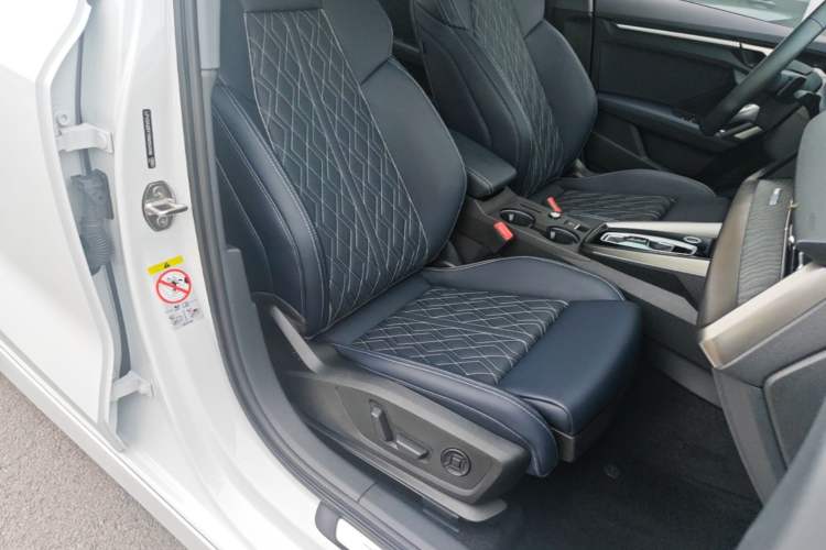 Used Audi A3 2025 A3L Limousine 35TFSI Prestige Edition + Luxury Selection Package Right Front Seat