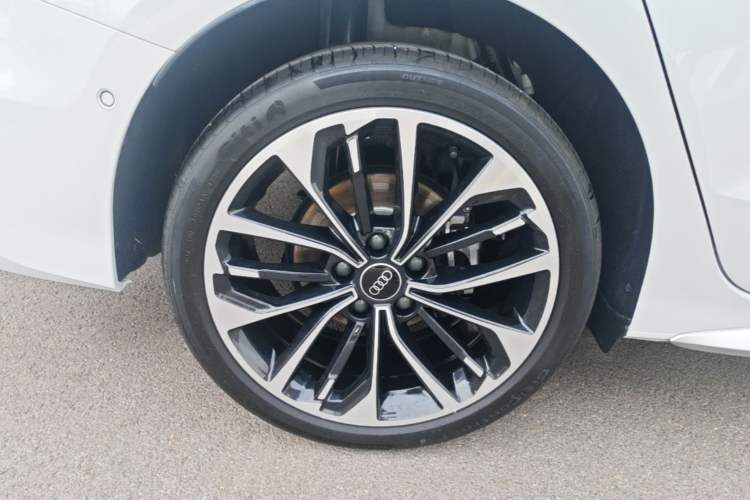Used Audi A3 2025 A3L Limousine 35TFSI Prestige Edition + Luxury Selection Package Right Rear Wheel Hub