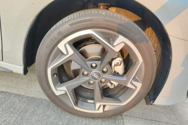 Used Audi A3 2026 Sportback 35 TFSI Prestige Edition Right Front Wheel Hub