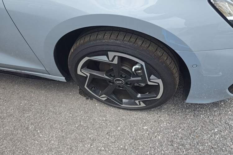 Used Audi A3 2026 Sportback 35 TFSI Prestige Edition + Luxury Selection Package Right Front Wheel Hub