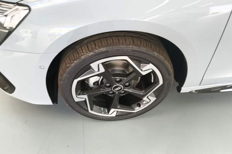 Used Audi A3 2026 Sportback 35 TFSI Prestige Edition + Luxury Selection Package Left Front Wheel Hub