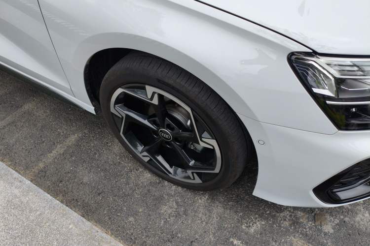Used Audi A3 2026 Sportback 35 TFSI Prestige Edition + Luxury Selection Package Right Front Wheel Hub