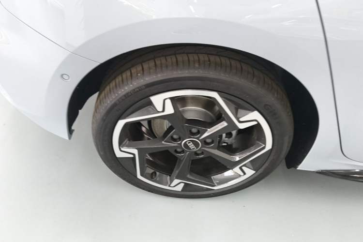 Used Audi A3 2026 Sportback 35 TFSI Prestige Edition + Luxury Selection Package Right Rear Wheel Hub
