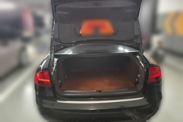 Used Audi A4 2007 2.0T automatic luxury version Trunk