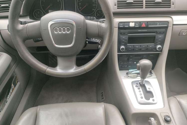 Used Audi A4 2008 1.8T automatic comfort version Center Console