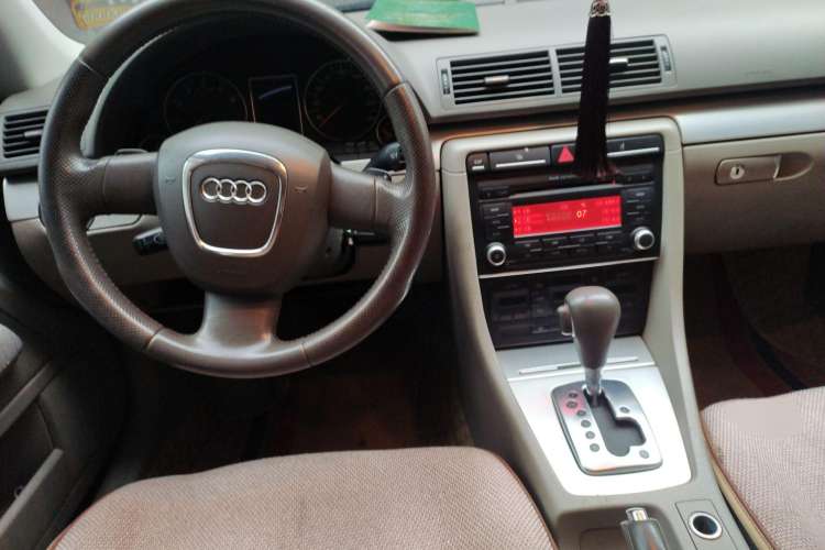 Used Audi A4 2008 1.8T automatic comfort version Center Console