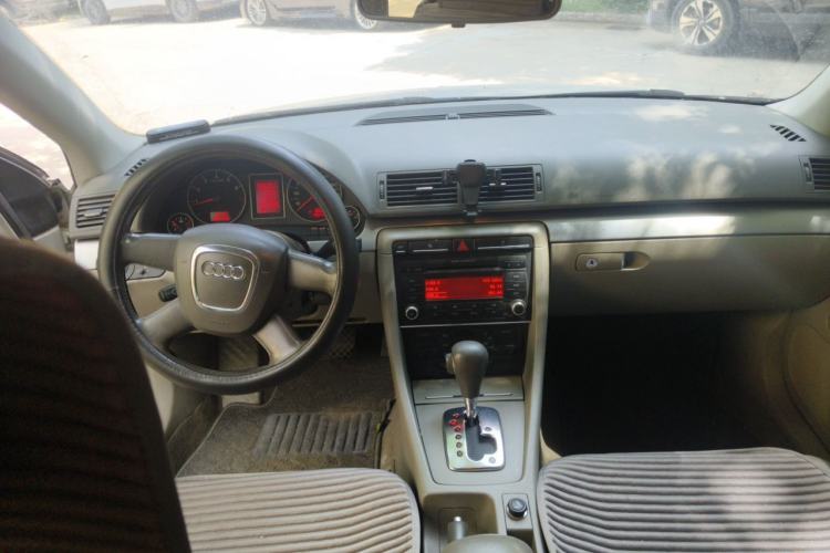 Used Audi A4 2008 1.8T automatic comfort version Center Console