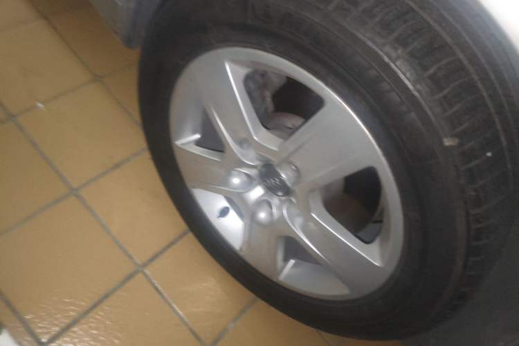 Used Audi A4 2008 1.8T manual Comfort trim level Right Front Wheel Hub