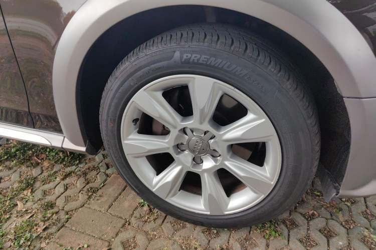 Used Audi A4 2013 40 TFSI allroad quattro Comfort model Right Front Wheel Hub