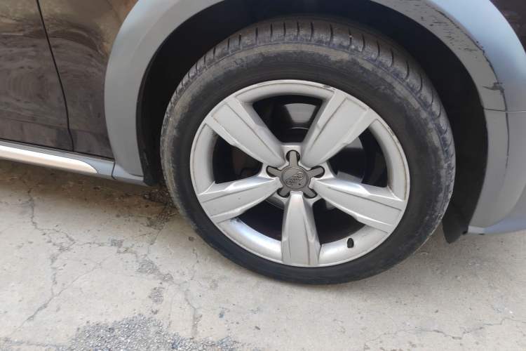 Used Audi A4 2013 40 TFSI allroad quattro Luxury Model Right Front Wheel Hub