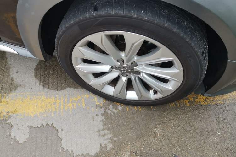 Used Audi A4 2013 40 TFSI allroad quattro Comfort model Right Front Wheel Hub