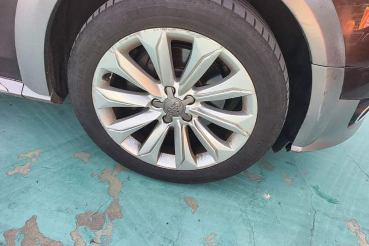 Used Audi A4 2013 40 TFSI allroad quattro Luxury Model Right Front Wheel Hub