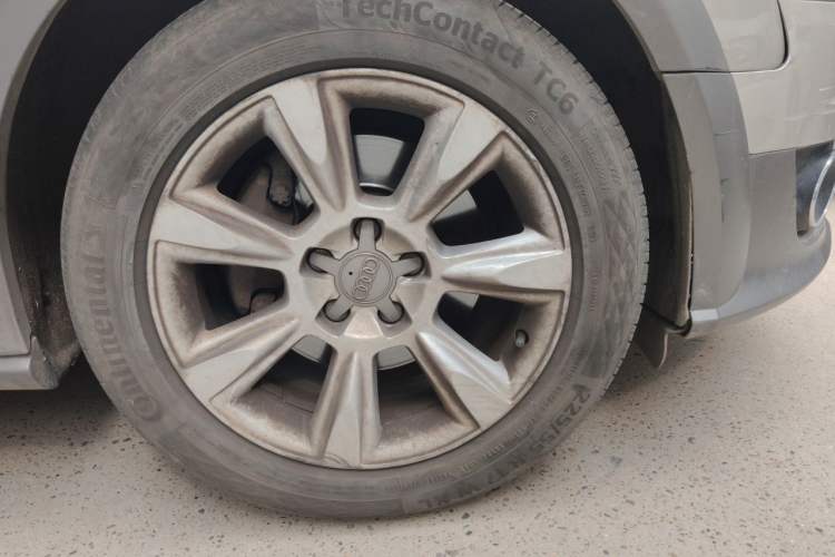 Used Audi A4 2013 40 TFSI allroad quattro Comfort model Right Front Wheel Hub