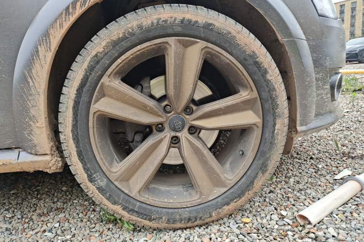 Used Audi A4 2013 40 TFSI allroad quattro Luxury Model Right Front Wheel Hub