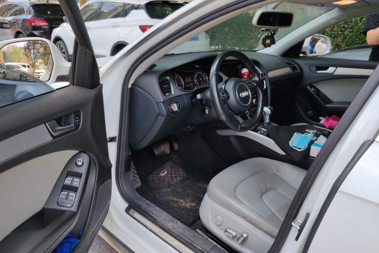 Used Audi A4 2013 40 TFSI allroad quattro Comfort model Driver Seat
