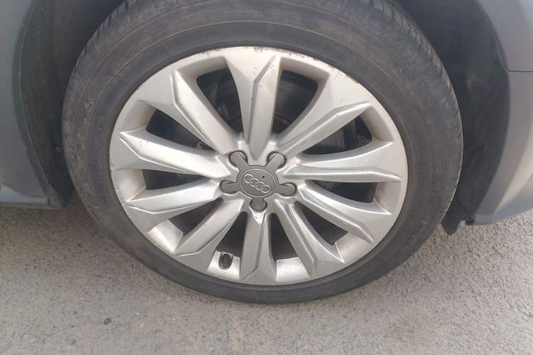 Used Audi A4 2013 40 TFSI allroad quattro Comfort model Right Front Wheel Hub