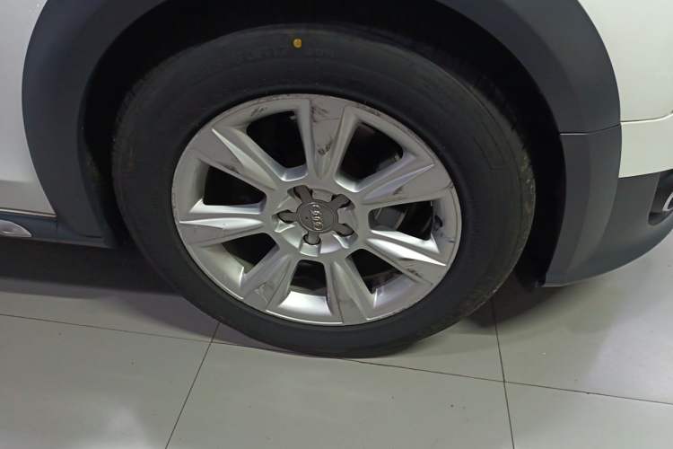 Used Audi A4 2013 40 TFSI allroad quattro Comfort model Right Front Wheel Hub