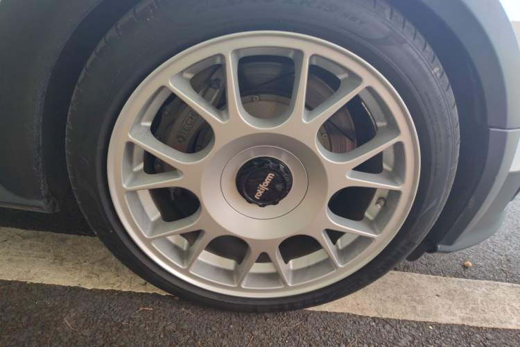 Used Audi A4 2013 40 TFSI allroad quattro Comfort model Right Front Wheel Hub