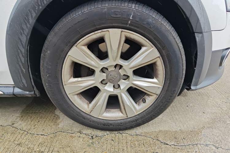 Used Audi A4 2013 40 TFSI allroad quattro Comfort model Right Front Wheel Hub