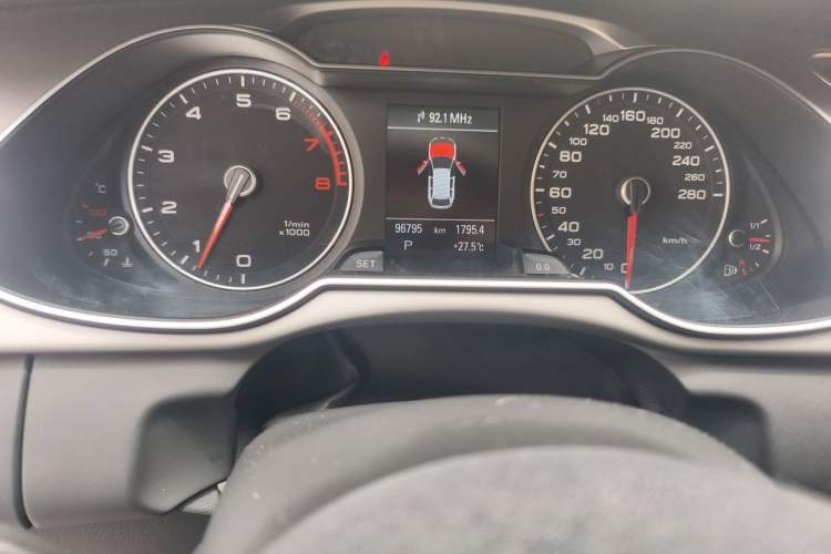 Used Audi A4 2014 40 TFSI allroad quattro plus version Odometer Close Up