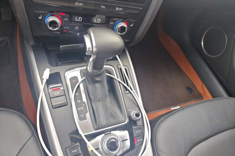 Used Audi A4 2014 40 TFSI allroad quattro plus version Gear Lever