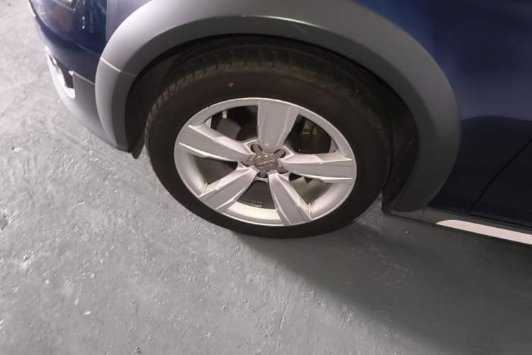Used Audi A4 2014 40 TFSI allroad quattro plus version Left Front Wheel Hub