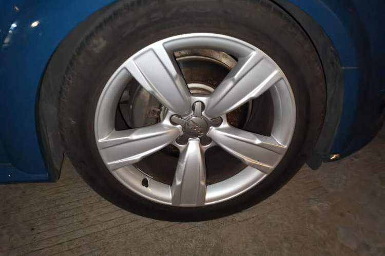 Used Audi A4 2014 40 TFSI allroad quattro plus version Right Front Wheel Hub