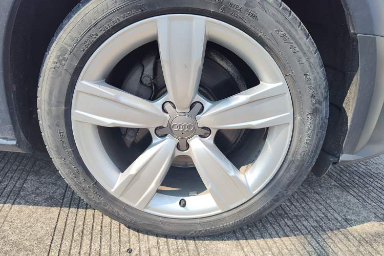 Used Audi A4 2014 40 TFSI allroad quattro plus version Right Front Wheel Hub