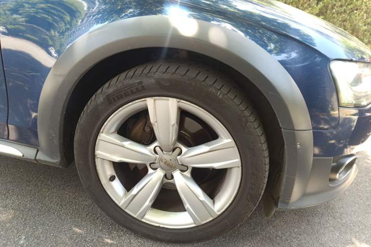 Used Audi A4 2014 40 TFSI allroad quattro plus version Right Front Wheel Hub